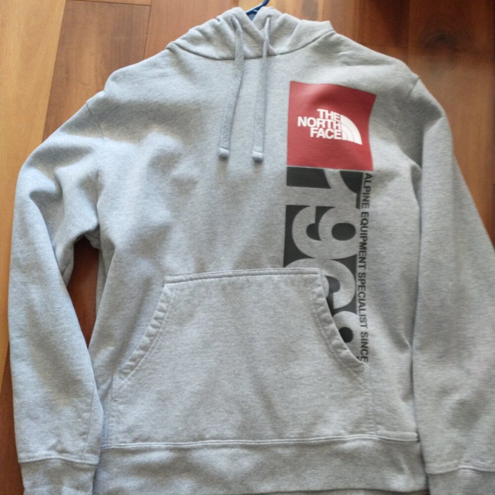 The North Face Men's Medium Red logo Gray hoodie sweatshirt (fits more like S)
